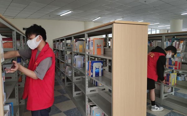 图为师生有序进馆查阅资料。